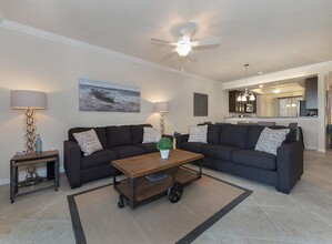 5518 Palmer Cir, Unit 102 in Bradenton, FL - Foto de edificio - Building Photo