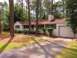 930 N Saylor St in Southern Pines, NC - Foto de edificio - Building Photo