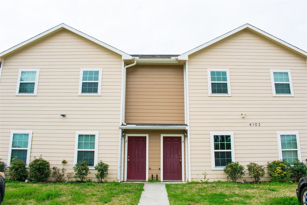 4706 18th St in Bacliff, TX - Building Photo