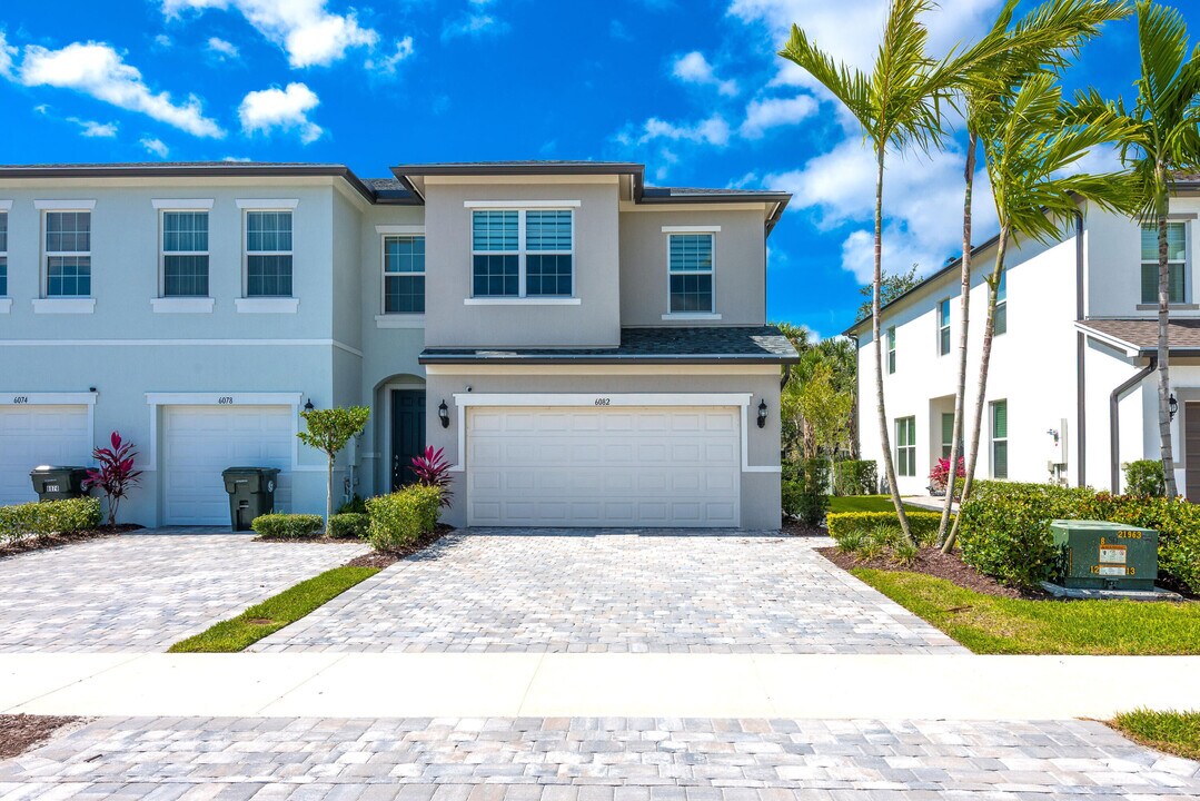 6082 Carre Wy in Greenacres, FL - Building Photo