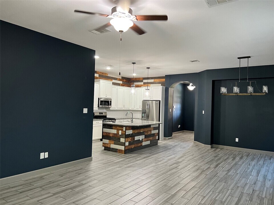 211 Pleasant Hl Wy in Conroe, TX - Building Photo