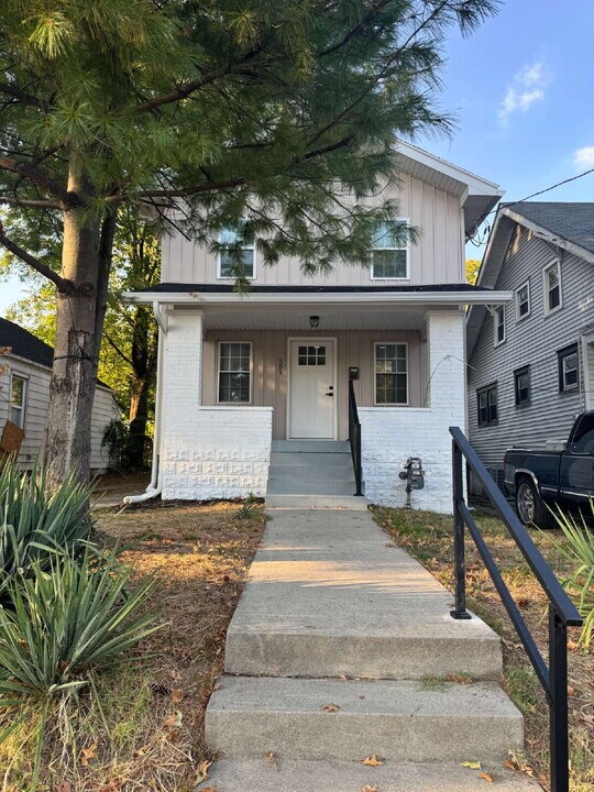 551 Denmark St in Louisville, KY - Building Photo