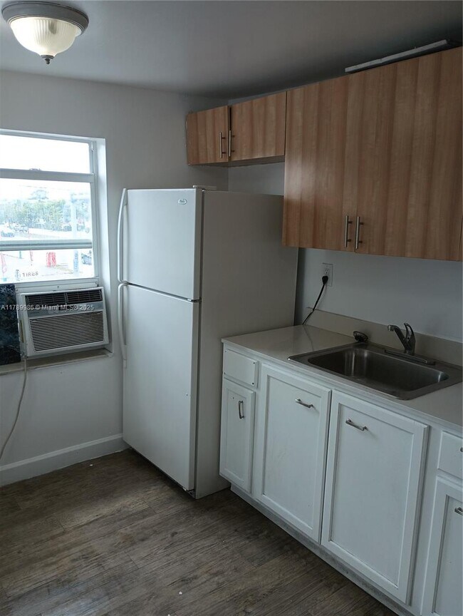 1186 NW 103rd St in Miami, FL - Building Photo - Building Photo