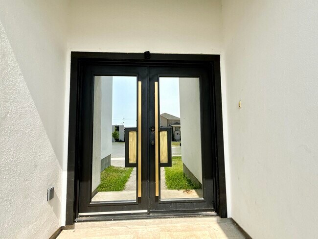 1005 La Muralla St in Laredo, TX - Building Photo - Building Photo