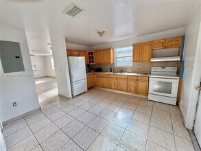 1325 NW 75th Terrace in Miami, FL - Building Photo - Building Photo