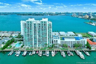 7930 East Dr in North Bay Village, FL - Building Photo