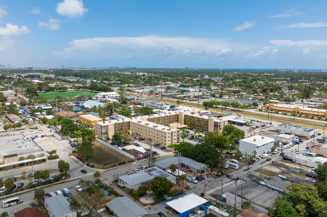 Warrenton House Condos in Hollywood, FL - Foto de edificio - Building Photo