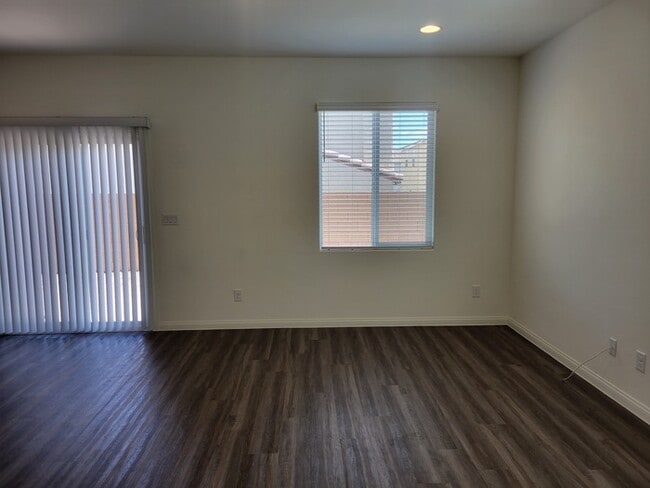 8062 Kings Guard St in Las Vegas, NV - Building Photo - Building Photo