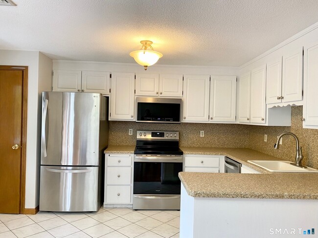 139 Songbird Ln in Farmington, CT - Building Photo - Building Photo