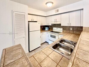 1721 Village Blvd in West Palm Beach, FL - Building Photo - Building Photo