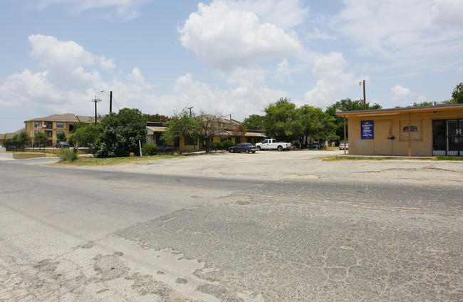 1011 Vfw Blvd in San Antonio, TX - Building Photo - Building Photo