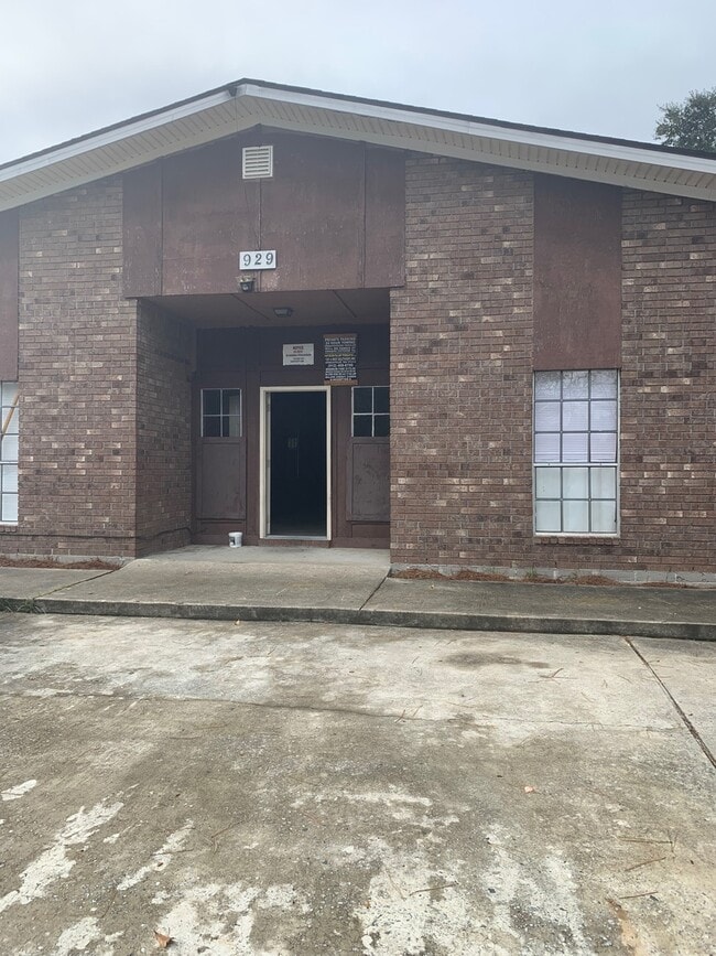 property at 929 Live Oak Dr