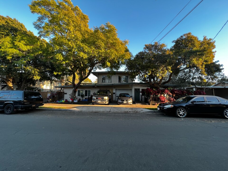 613 W Sola St in Santa Barbara, CA - Building Photo