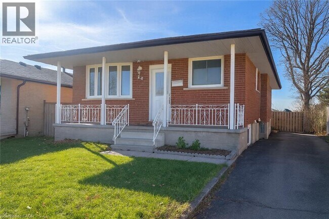 14 Grenadier Rd in Cambridge, ON - Building Photo - Building Photo