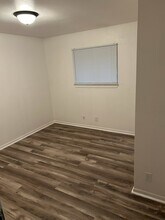 802 W 2nd St, Unit Apt D in Brenham, TX - Foto de edificio - Building Photo