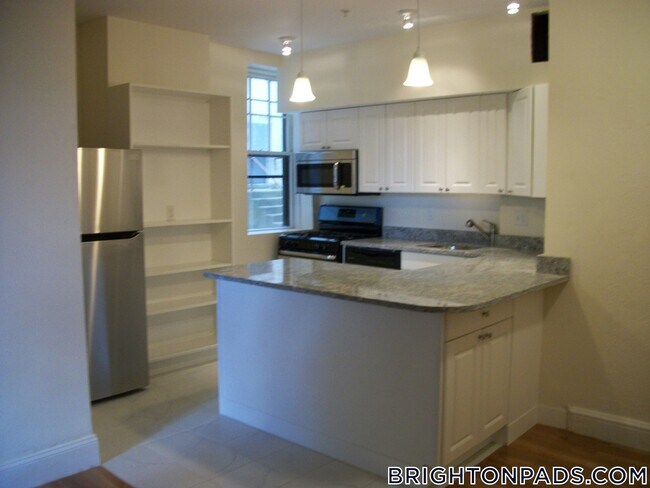 2001 Commonwealth Ave in Boston, MA - Building Photo - Building Photo