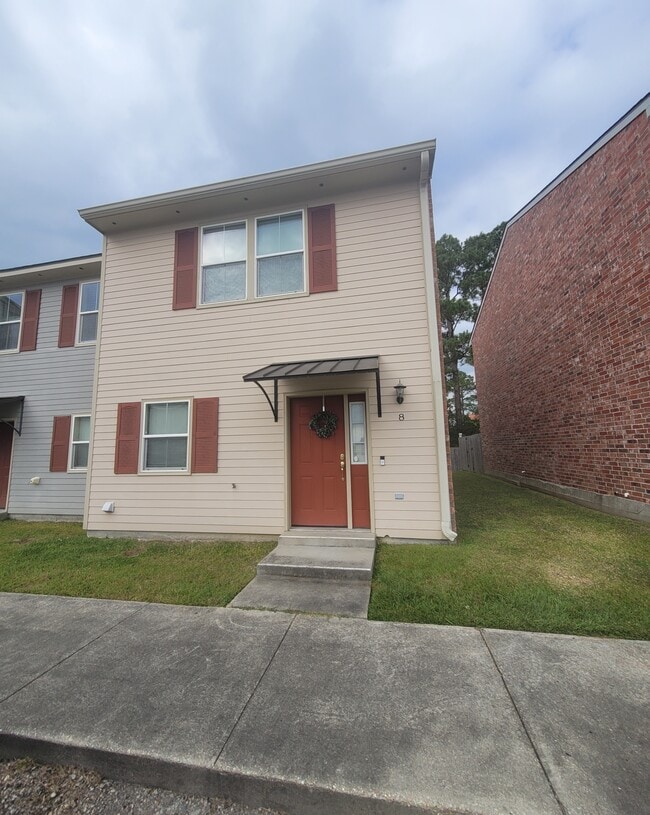 property at 8 Townhouse Cv