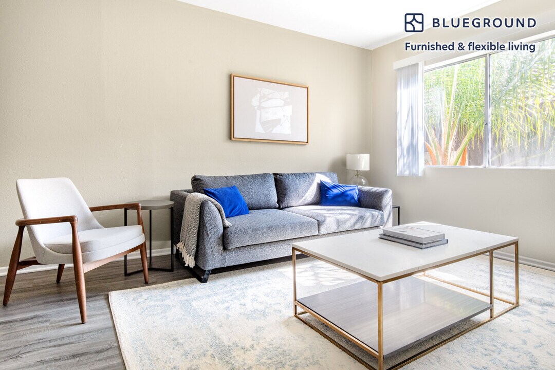 2039 N Las Palmas Ave-Unit -FL2-ID295 in Los Angeles, CA - Foto de edificio
