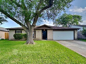 9812 Robin St in La Porte, TX - Building Photo