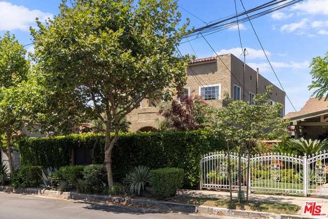 813 1/2 N Coronado St in Los Angeles, CA - Building Photo - Building Photo