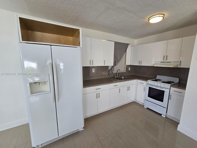 17240 NW 52nd Ave in Miami Gardens, FL - Building Photo - Building Photo