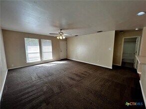 1223 Clyde St in San Marcos, TX - Foto de edificio - Building Photo