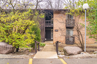 5511 Lakeside Dr in Lisle, IL - Building Photo - Building Photo