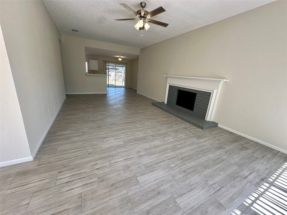 18074 Glenledi Dr in Houston, TX - Building Photo
