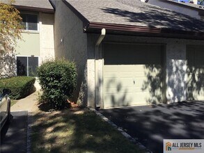 95 Thoreau Dr in Plainsboro, NJ - Building Photo - Building Photo