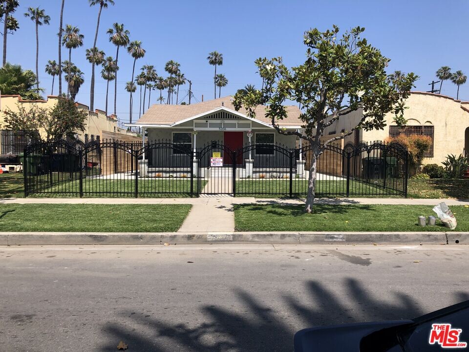 5206 S St Andrews Pl in Los Angeles, CA - Building Photo