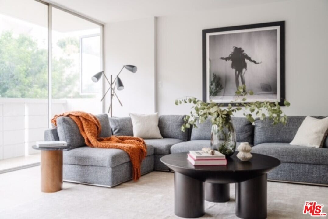 8787 Shoreham Dr in West Hollywood, CA - Building Photo