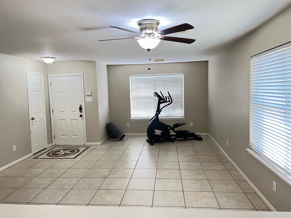 2030 Waverly Glend Dr in Katy, TX - Building Photo