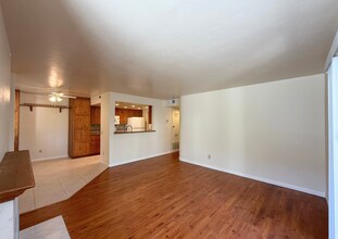 9392 Twin Trails Dr in San Diego, CA - Foto de edificio - Building Photo