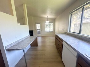 7060 SW Montauk Cir in Lake Oswego, OR - Building Photo - Building Photo