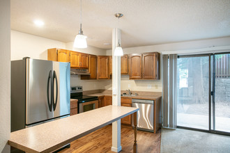 1104 NE 145th St in Shoreline, WA - Building Photo - Interior Photo