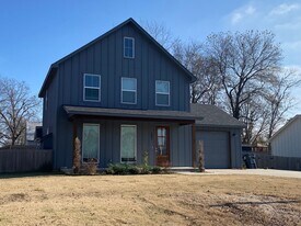 303 S Atoka Ave in Coweta, OK - Building Photo