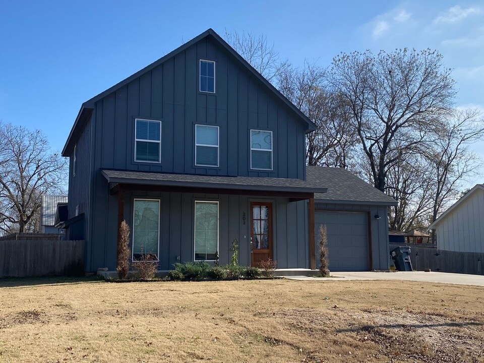 303 S Atoka Ave in Coweta, OK - Building Photo
