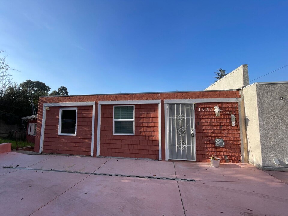 1037-1037 Warfield Ave in Oakland, CA - Building Photo