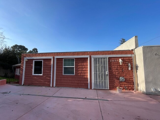 property at 1037-1037 Warfield Ave