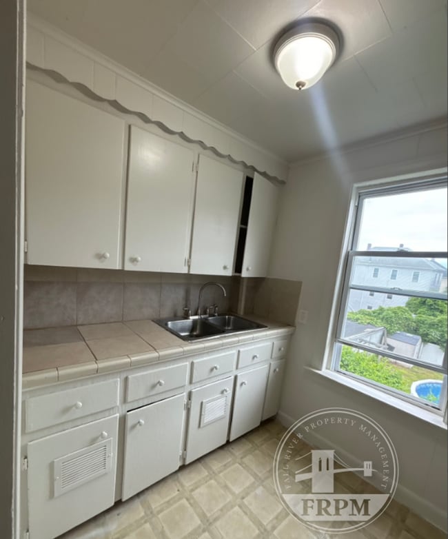 285 Fountain St in Fall River, MA - Building Photo - Building Photo