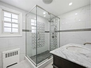 986 N 1st St in New Hyde Park, NY - Foto de edificio - Building Photo