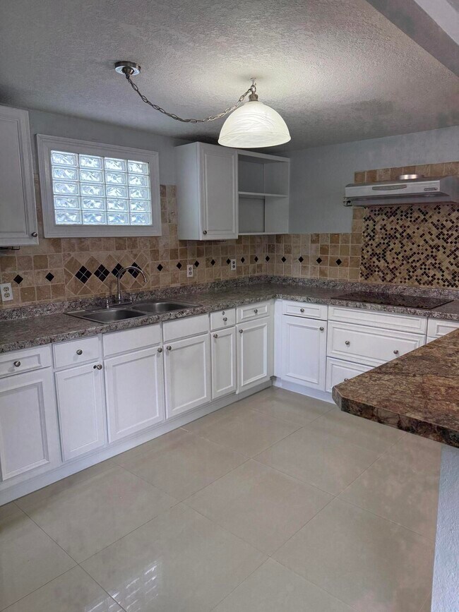 192 Caroline Dr in West Palm Beach, FL - Building Photo - Building Photo