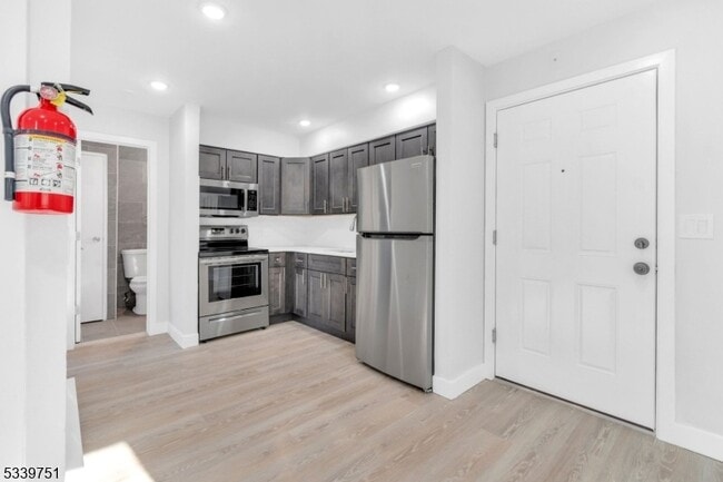 557 S Broad St, Unit A5 in Elizabeth, NJ - Building Photo - Building Photo