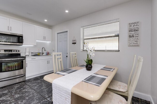 2784 NW 9th St in Fort Lauderdale, FL - Building Photo - Building Photo