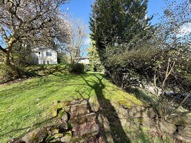 909 W Emerson St in Seattle, WA - Building Photo