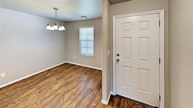 202 St Charles Way in Midwest City, OK - Building Photo - Building Photo