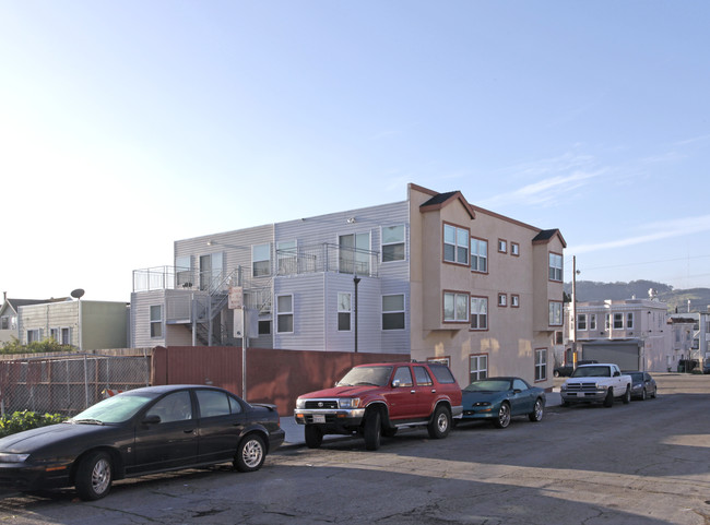 1390 Revere Ave in San Francisco, CA - Foto de edificio - Building Photo