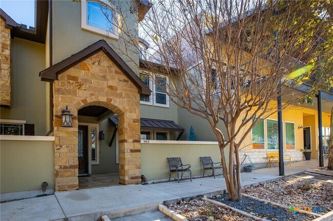 961 N Academy Ave in New Braunfels, TX - Building Photo - Building Photo