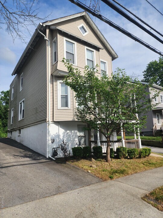 157 N Clinton St in Poughkeepsie, NY - Building Photo