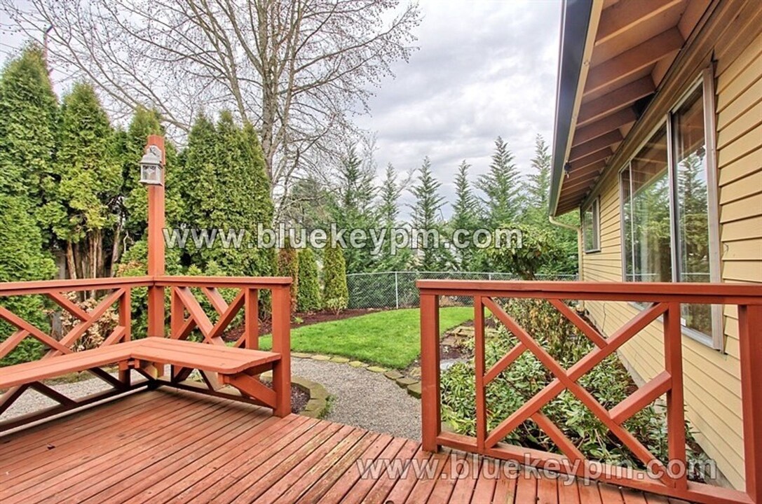 6485 SW Cherry Hill Ln in Beaverton, OR - Foto de edificio